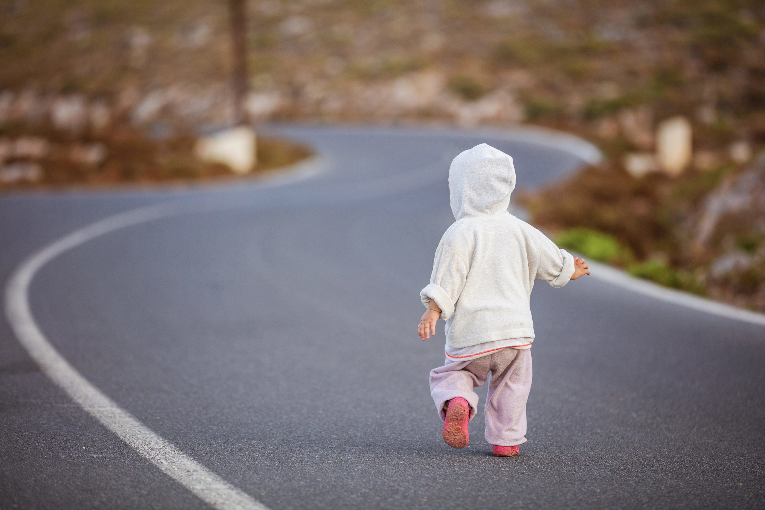 Дети играющие на дороге. Дети на дороге. Мальчик на дороге. Ребенок. Ребенок один на дороге.