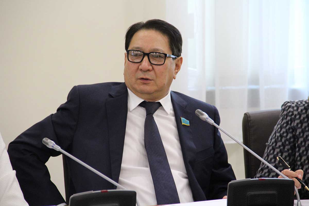 Киеу бала депутат. Аманжана Жамалова. Разамбек Жамалов. Парламент Казахстана депутаты. Депутаты Мажилиса.