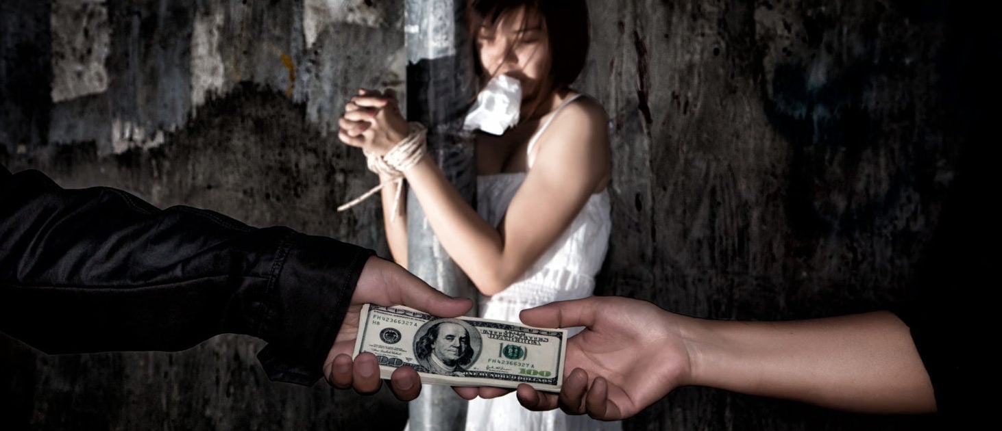 Доктор поняла что девушку держат в рабстве. Торговля женщинами. Похищение и торговля людьми. Продажа девушек в рабство. Девушки из нигерии.