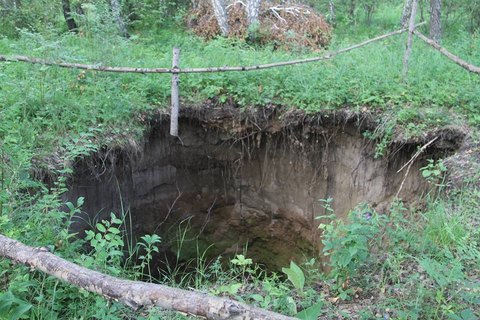 Карстовые воронки в россии. Чертов овраг псковская область. Овраг. Сели оползни обвалы. Небольшой овраг а также провал.