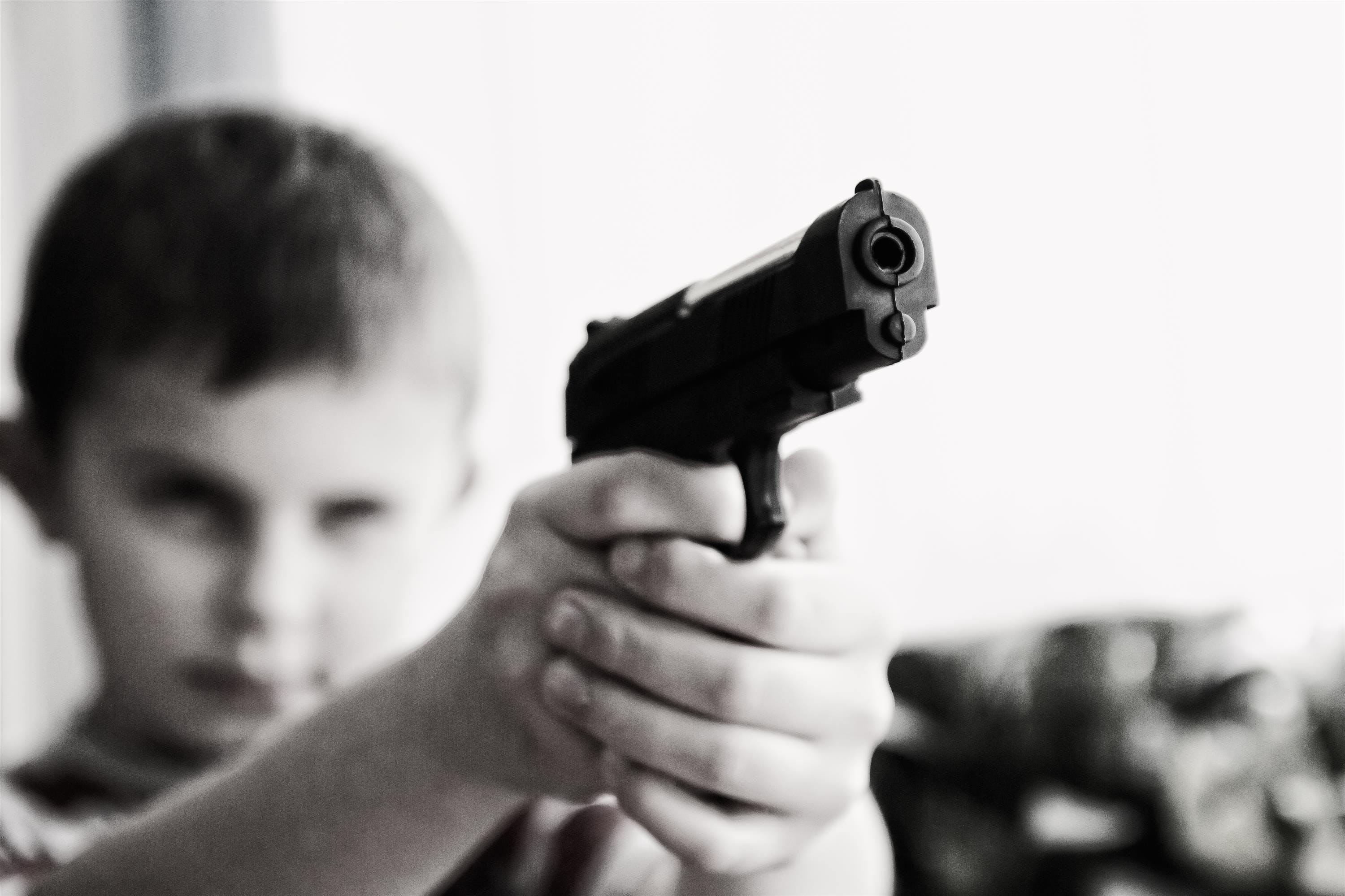Если угрожали негодным оружием. Пистолеты для детей. Подросток с пистолетом. Мальчик с пистолетом. Дети преступники.
