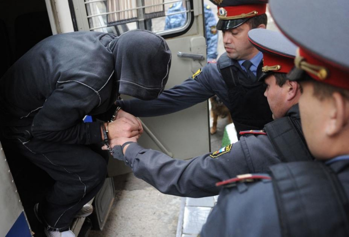 Покушение на правонарушение. Полиция и преступники. Задержание преступника. Полицейский и преступник.