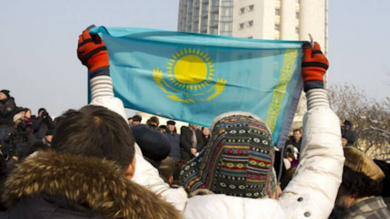 Потом в казахстане. Националисты Казахстана. Казахский национализм. Казахи националисты. Казахстан протесты шествие.